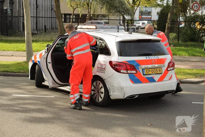 Afslaande vrachtwagen rijdt over fietsster