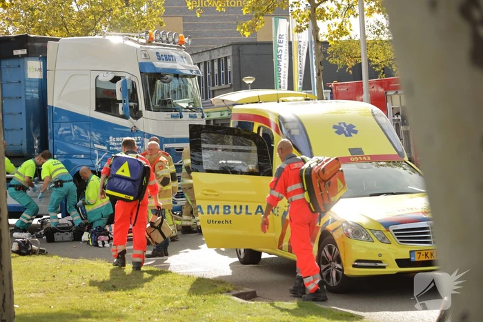 Afslaande vrachtwagen rijdt over fietsster