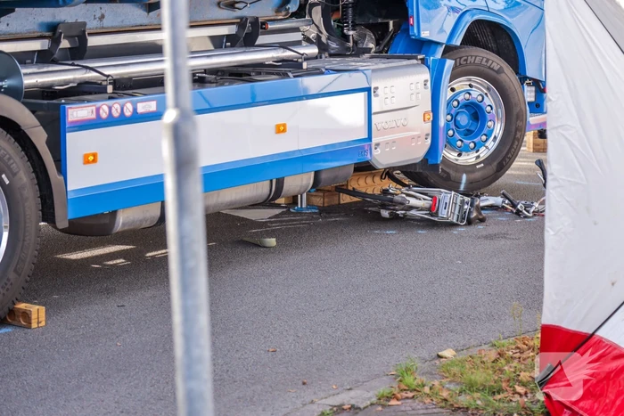 Afslaande vrachtwagen rijdt over fietsster