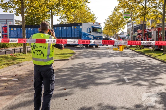 Afslaande vrachtwagen rijdt over fietsster