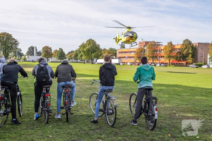 Afslaande vrachtwagen rijdt over fietsster