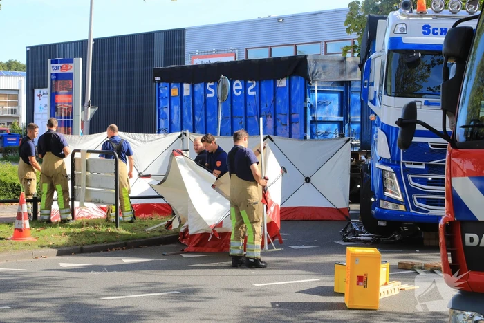 Afslaande vrachtwagen rijdt over fietsster