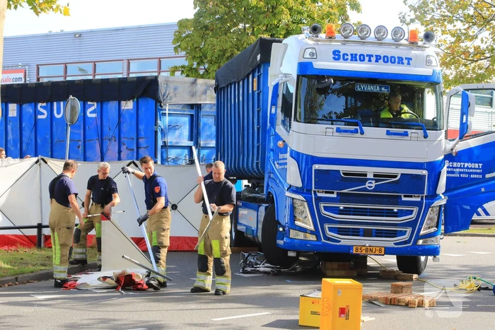 Afslaande vrachtwagen rijdt over fietsster