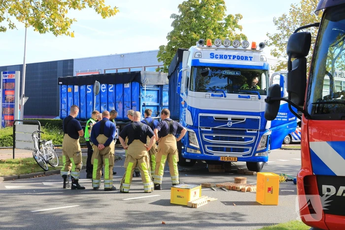 Afslaande vrachtwagen rijdt over fietsster