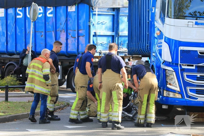 Afslaande vrachtwagen rijdt over fietsster