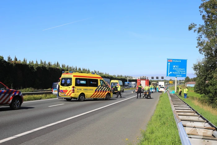 Snelweg dicht door aanrijding met meerdere voertuigen