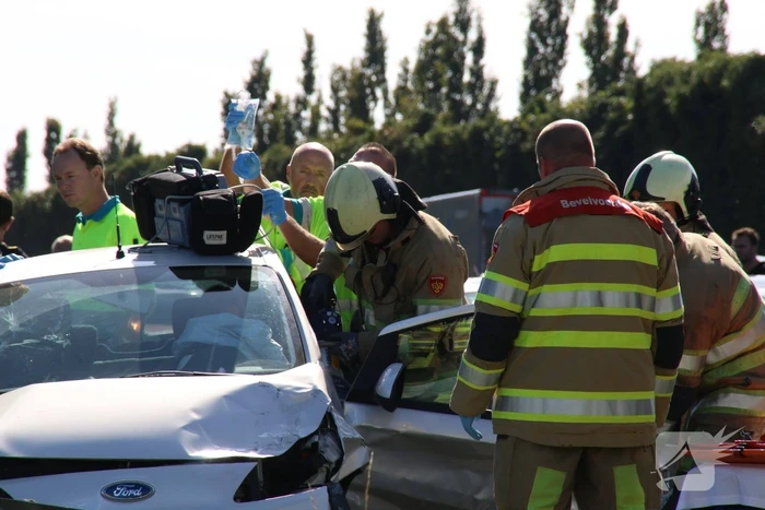 Snelweg dicht door aanrijding met meerdere voertuigen