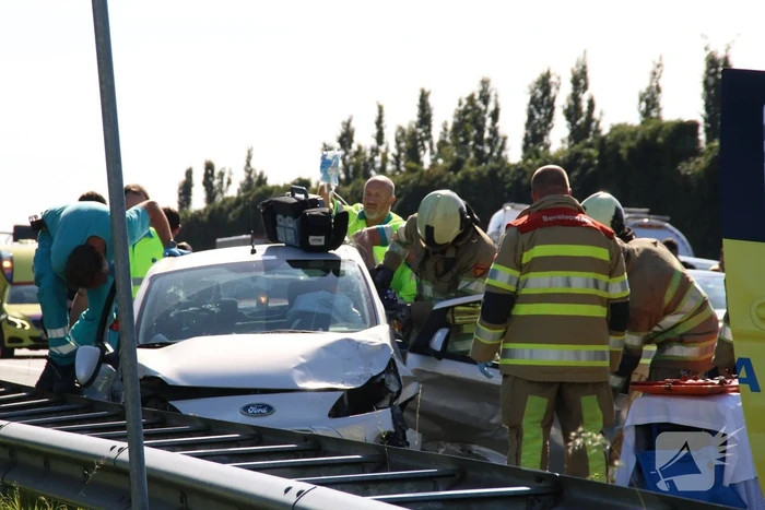 Snelweg dicht door aanrijding met meerdere voertuigen