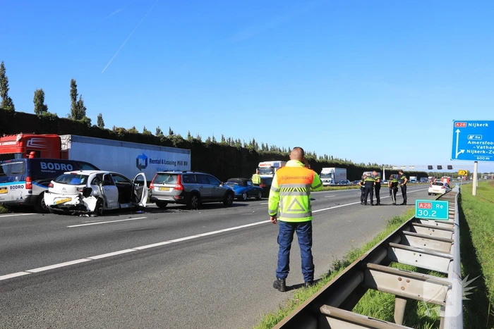 Snelweg dicht door aanrijding met meerdere voertuigen