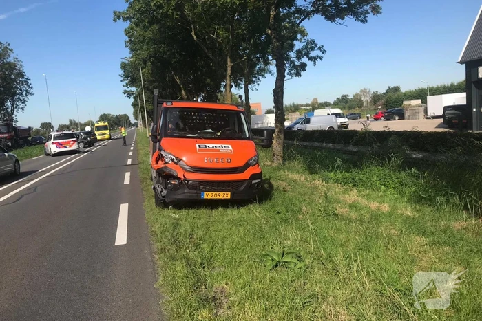 Weg afgesloten na flinke botsing