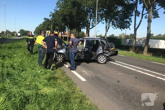 Weg afgesloten na flinke botsing
