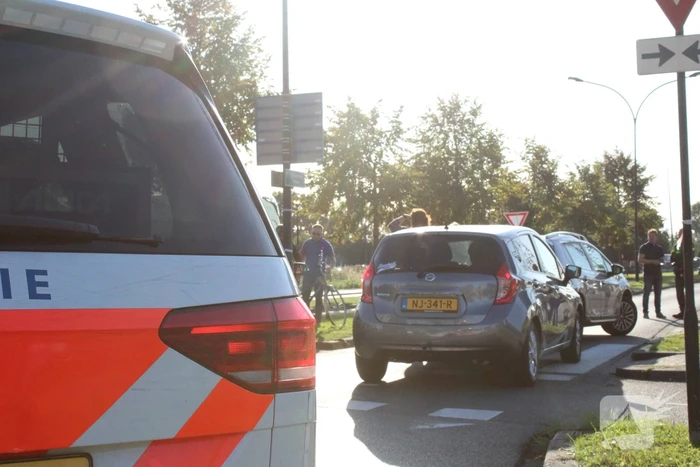 Overstekende fietser geschept door auto