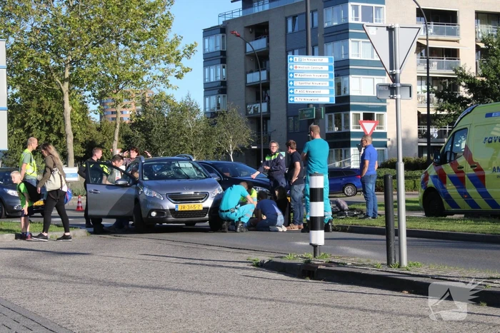 Overstekende fietser geschept door auto