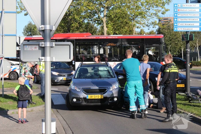 Overstekende fietser geschept door auto