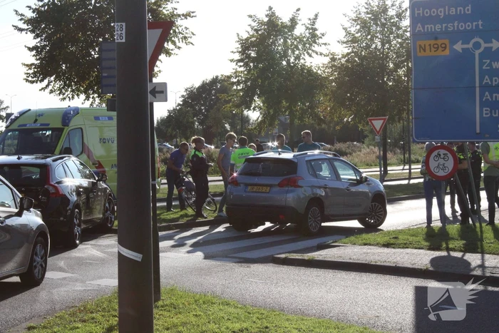 Overstekende fietser geschept door auto