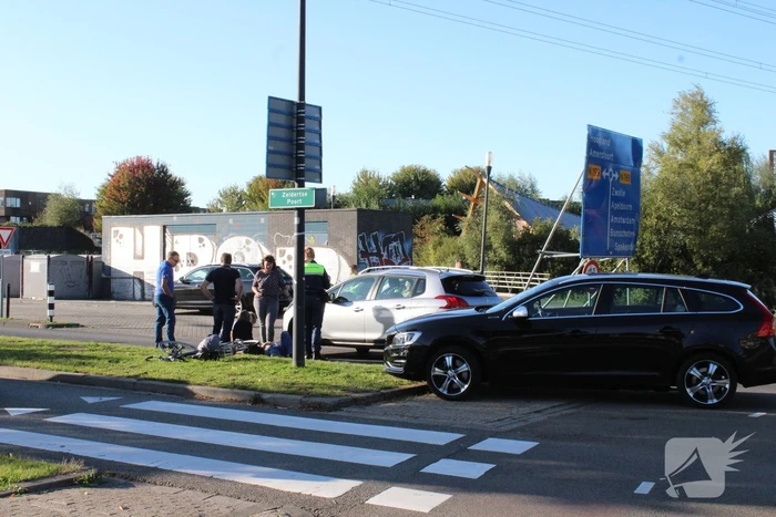 Overstekende fietser geschept door auto