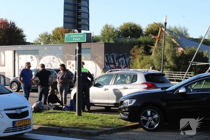 Overstekende fietser geschept door auto