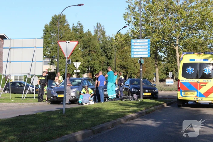 Overstekende fietser geschept door auto