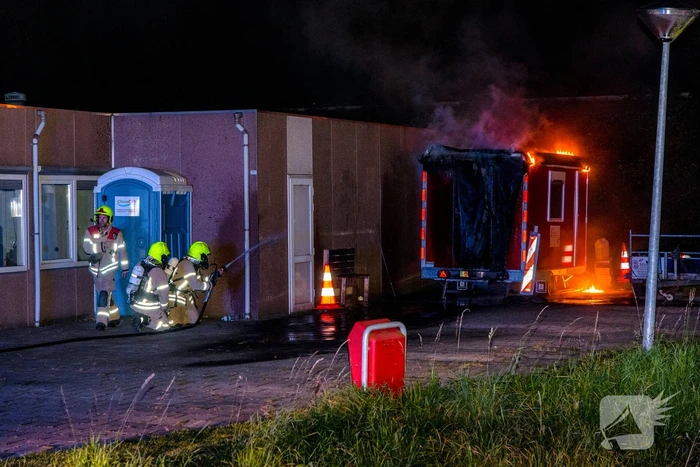 Bouwkeet bij oud schoolgebouw vliegt in brand