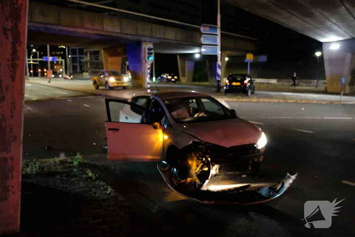 Auto belandt te water na aanrijding, een aanhouding