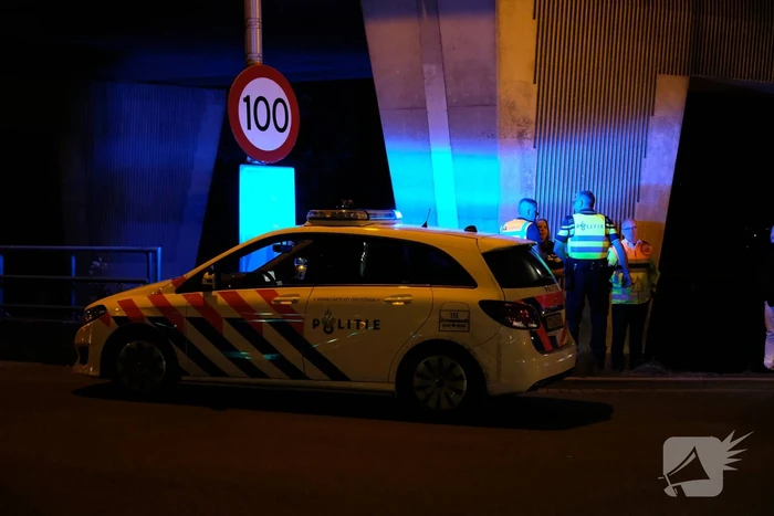 Auto belandt te water na aanrijding, een aanhouding