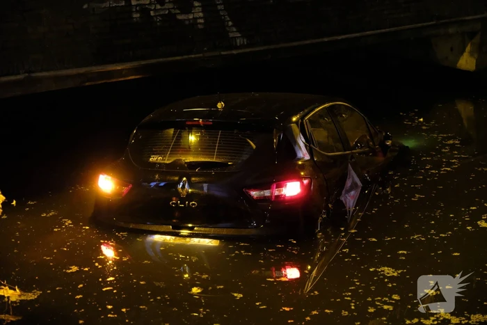 Auto belandt te water na aanrijding, een aanhouding