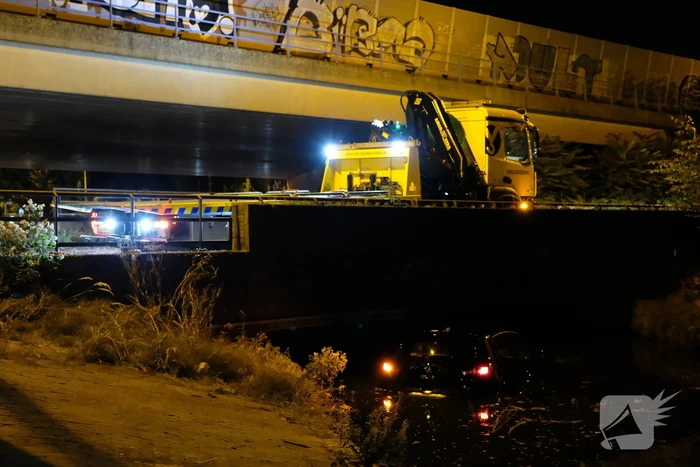 Auto belandt te water na aanrijding, een aanhouding