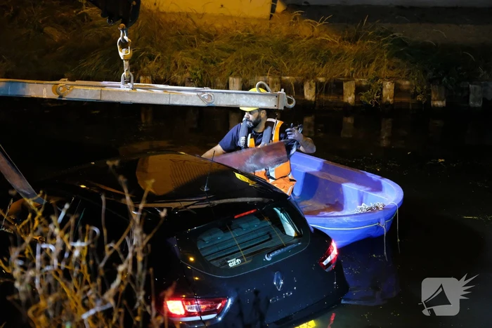 Auto belandt te water na aanrijding, een aanhouding