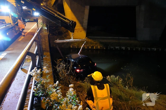 Auto belandt te water na aanrijding, een aanhouding