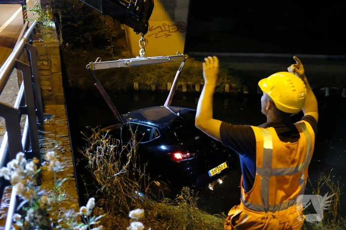 Auto belandt te water na aanrijding, een aanhouding