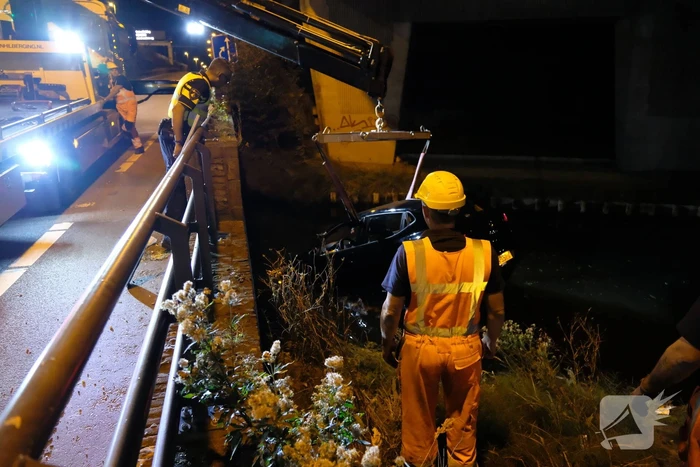 Auto belandt te water na aanrijding, een aanhouding