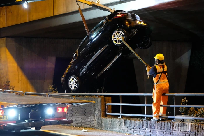 Auto belandt te water na aanrijding, een aanhouding
