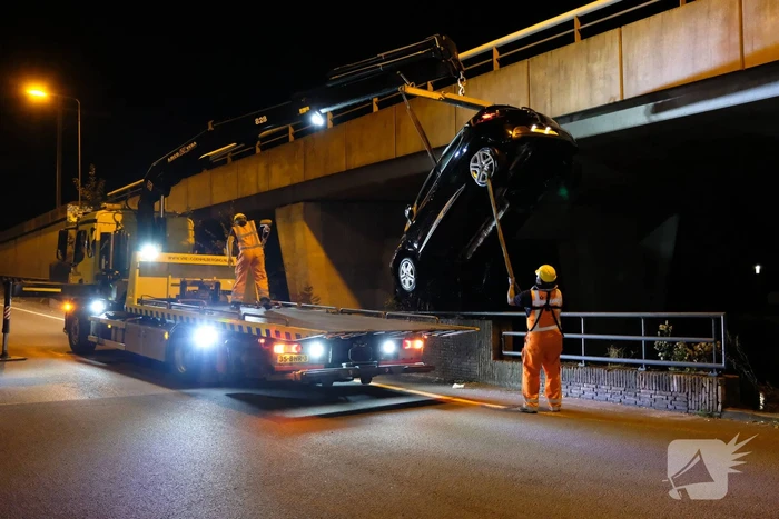 Auto belandt te water na aanrijding, een aanhouding