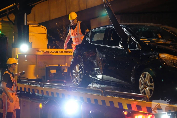 Auto belandt te water na aanrijding, een aanhouding