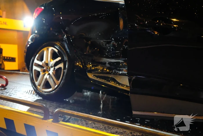 Auto belandt te water na aanrijding, een aanhouding