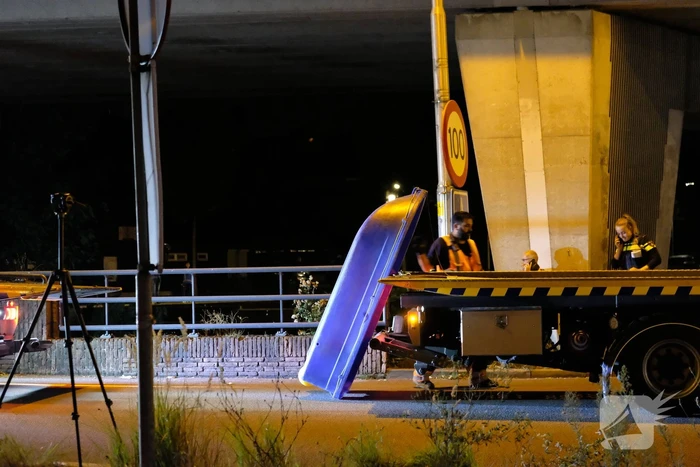 Auto belandt te water na aanrijding, een aanhouding