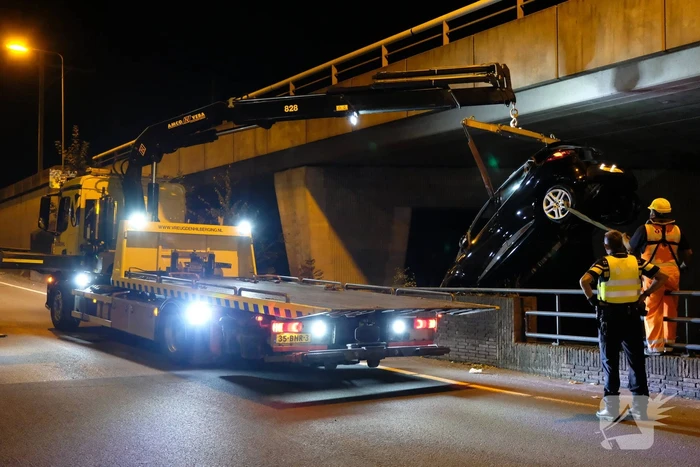 Auto belandt te water na aanrijding, een aanhouding