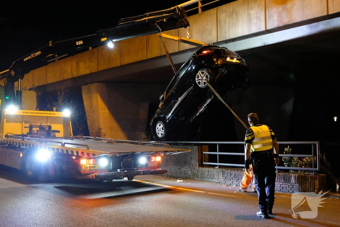 Auto belandt te water na aanrijding, een aanhouding