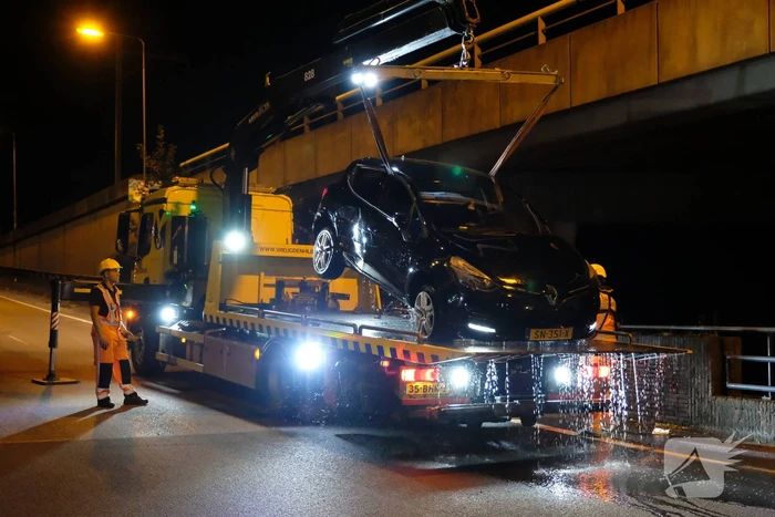 Auto belandt te water na aanrijding, een aanhouding