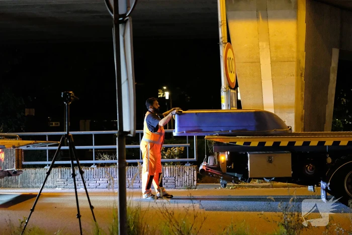 Auto belandt te water na aanrijding, een aanhouding