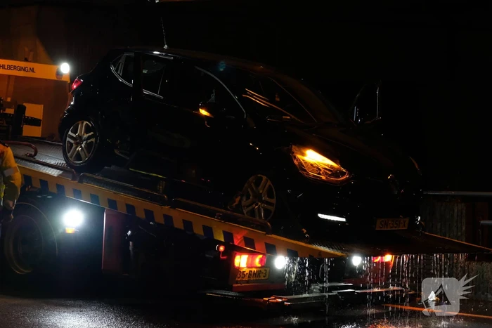 Auto belandt te water na aanrijding, een aanhouding
