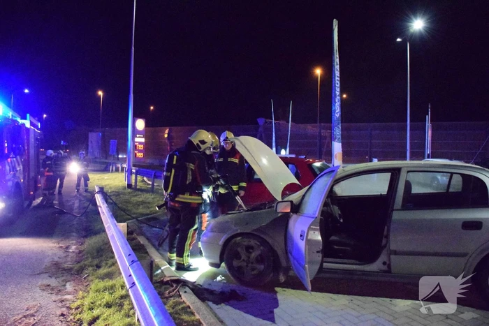 Omstanders blussen brandende auto