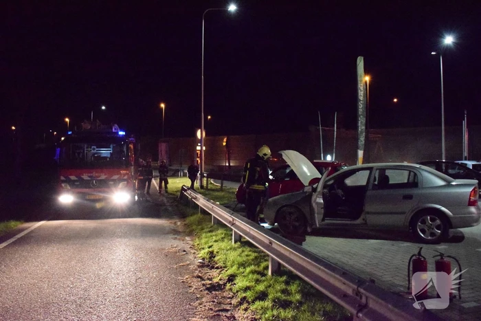 Omstanders blussen brandende auto
