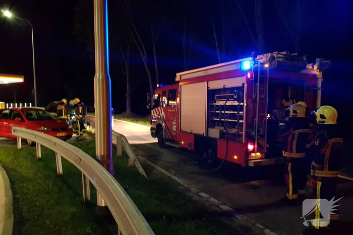 Omstanders blussen brandende auto