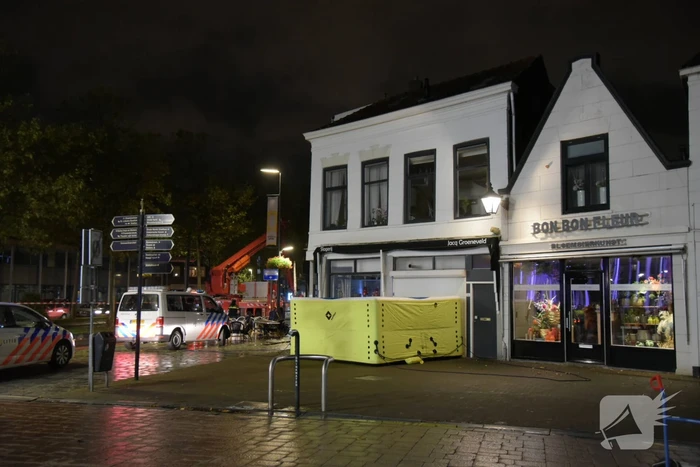 Brandweer haalt man van dak woningen