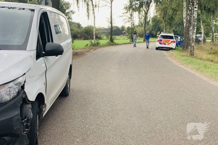 Bestelbus botst in flank van auto