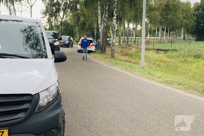 Bestelbus botst in flank van auto