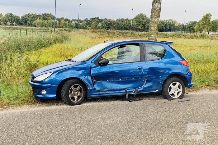Bestelbus botst in flank van auto
