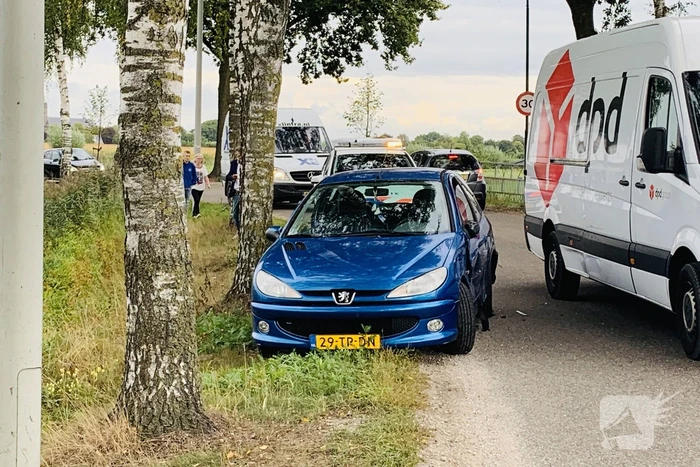 Bestelbus botst in flank van auto