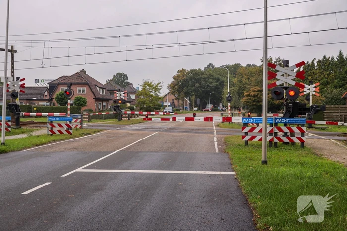 Levensgevaarlijke actie bij bewaakte spoorwegovergang